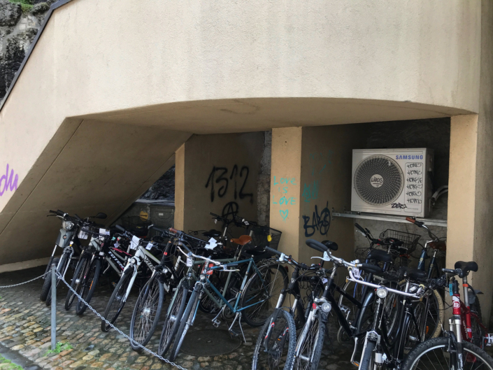 Die Stadt Aarau, die «Stadt der schönen Giebel» und ihr unbequemes, massives Problem mit radikalen Linksextremisten aus den Reihen der Juso der SP und der Antifa. Linksextremistische Schmierereien in der Stadt Aarau.