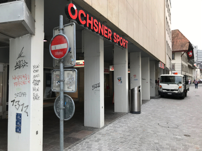 Die Stadt Aarau, die «Stadt der schönen Giebel» und ihr unbequemes, massives Problem mit radikalen Linksextremisten aus den Reihen der Juso der SP und der Antifa. Linksextremistische Schmierereien in der Stadt Aarau.
