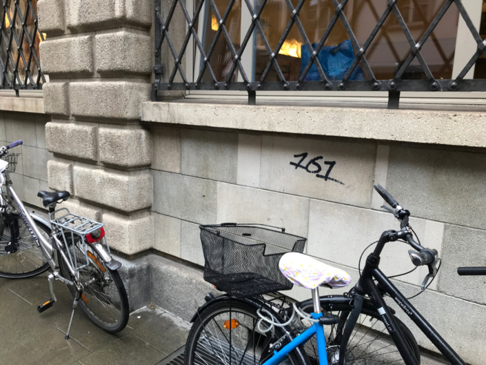 Die Stadt Aarau, die «Stadt der schönen Giebel» und ihr unbequemes, massives Problem mit radikalen Linksextremisten aus den Reihen der Juso der SP und der Antifa. Linksextremistische Schmierereien in der Stadt Aarau.