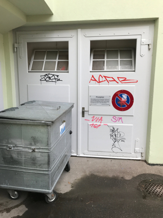 Die Stadt Aarau, die «Stadt der schönen Giebel» und ihr unbequemes, massives Problem mit radikalen Linksextremisten aus den Reihen der Juso, der SP und der Antifa. Linksextremistische Schmierereien in der Stadt Aarau.