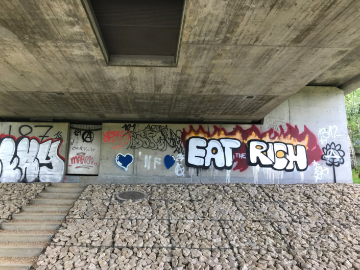 Autonome Linksfaschisten der Juso und der SP terrorisieren seit Jahren die Stadt Aarau mit illegalen Aktionen und Sprayereien.
