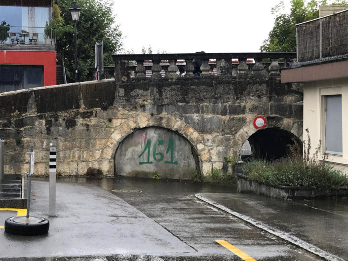 Die Stadt Aarau, die «Stadt der schönen Giebel» und ihr unbequemes, massives Problem mit radikalen Linksextremisten aus den Reihen der Juso der SP und der Antifa. Linksextremistische Schmierereien in der Stadt Aarau.
