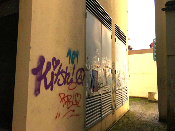 Die Stadt Aarau, die «Stadt der schönen Giebel» und ihr unbequemes, massives Problem mit radikalen Linksextremisten aus den Reihen der Juso der SP und der Antifa. Linksextremistische Schmierereien in der Stadt Aarau.