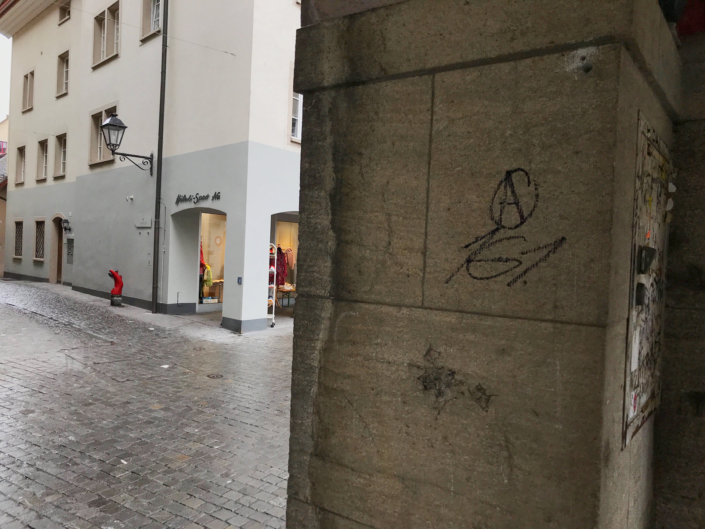 Die Stadt Aarau und ihr unbequemes, massives Problem mit radikalen Linksextremisten aus den Reihen der Juso, den Jungen Grünen, der SP und der Antifa. Linksextremistische Schmierereien in der Stadt Aarau.