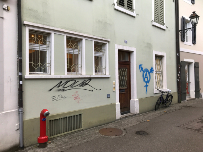 Die Stadt Aarau und ihr unbequemes, massives Problem mit radikalen Linksextremisten aus den Reihen der Juso, den Jungen Grünen, der SP und der Antifa. Linksextremistische Schmierereien in der Stadt Aarau.