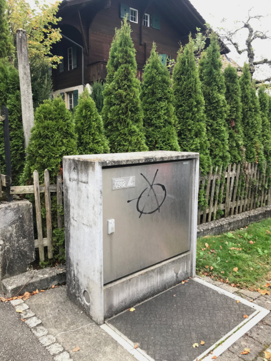 Die Stadt Aarau und ihr unbequemes, massives Problem mit radikalen Linksextremisten aus den Reihen der Juso, den Jungen Grünen, der SP und der Antifa. Linksextremistische Schmierereien in der Stadt Aarau.
