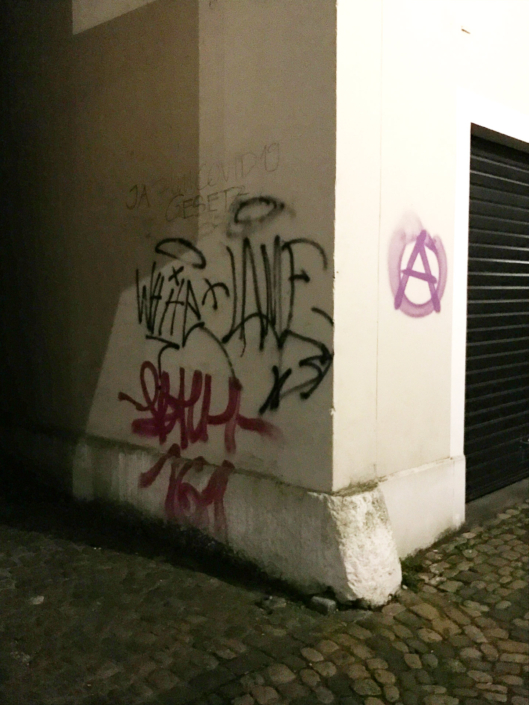 Die Stadt Aarau, die «Stadt der schönen Giebel» und ihr unbequemes, massives Problem mit radikalen Linksextremisten aus den Reihen der Juso der SP und der Antifa. Linksextremistische Schmierereien in der Stadt Aarau.