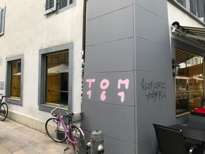 Die Stadt Aarau, die «Stadt der schönen Giebel» und ihr unbequemes, massives Problem mit radikalen Linksextremisten aus den Reihen der Juso, der SP und der Antifa. Linksextremistische Schmierereien in der Stadt Aarau.