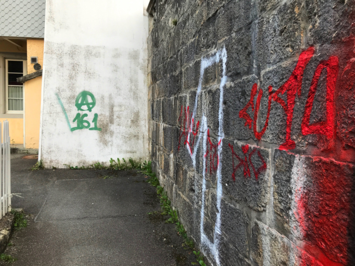 Die Stadt Aarau, die «Stadt der schönen Giebel» und ihr unbequemes, massives Problem mit radikalen Linksextremisten aus den Reihen der Juso der SP und der Antifa. Linksextremistische Schmierereien in der Stadt Aarau.