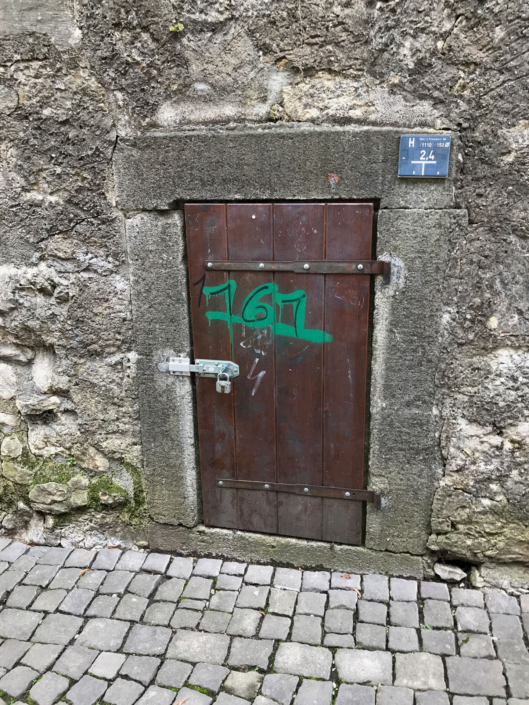 Die Stadt Aarau, die «Stadt der schönen Giebel» und ihr unbequemes, massives Problem mit radikalen Linksextremisten aus den Reihen der Juso der SP und der Antifa. Linksextremistische Schmierereien in der Stadt Aarau.
